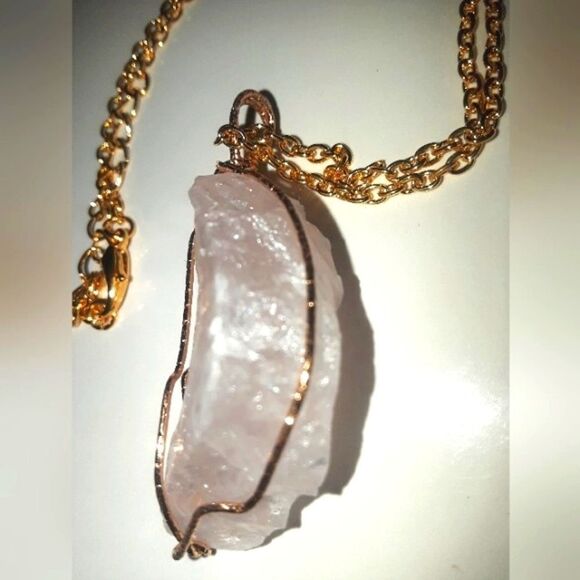 Hand crafted rose quartz crystal stone pendant - Picture 4 of 8